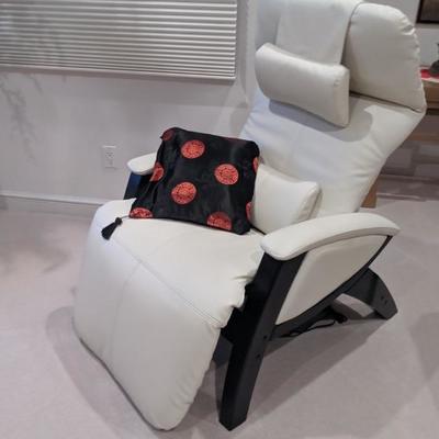 Cozzia AG-6000 Zero Gravity Massage Chair. 6 vibration motors with a pre-set auto program.
Good condition: $1250.00