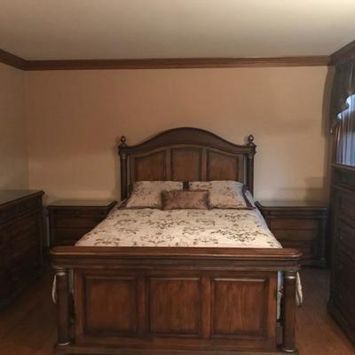 Queen Wood & Leather Bedroom Set