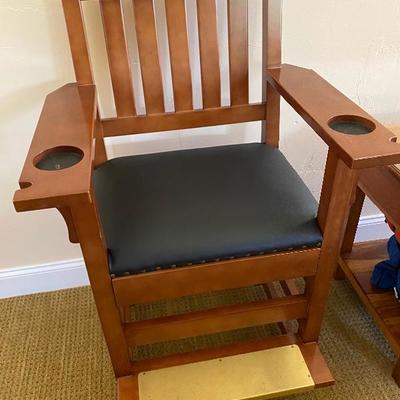 Absolutely mint Brunswick Pool Throne Chair- no pool hall should be without one 