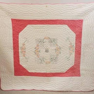 1043	QUILT W/FLOWER & TRELLIS DESIGN, 67 IN X 75 IN, HAS A STAIN ON THE BORDER, SLIGHTLY SCALLOPED EDGE
