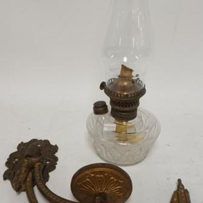 1240	VICTORIAN BRACKET LAMP, COMPLETE
