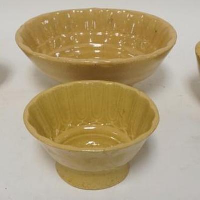 1139	GROUP OF 4 YELLOW WARE MOLDS, LARGEST IS 7 1/2 IN X 9 1/4 IN & HAS A HAIRLINE

