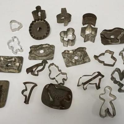 1138	LOT OF TIN COOKIE CUTTERS, INCLUDES ANIMALS, PEOPLE, ETC
