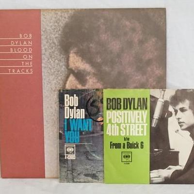 1006	ORIGINAL BOB DYLAN BLOOD ON THE TRACKS ALBUM WITH NOTES FROM PETE HAMIL & TWO BOB DYLAN  45S 

