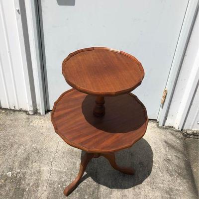 https://www.ebay.com/itm/114408301409	LX1050: 2 Tier Table Pickup Only	Buy-It-Now	 $95.00 
