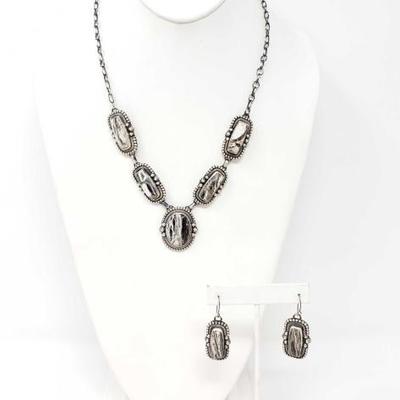 2102	

White Buffalo Necklace With Matching Dangle Earrings, 74.3g
Weighs Approx 74.3g Measures Approx