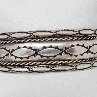 2051	

Sterling Silver Native American Cuff Bracelet- 37.9g
Weighs Approx 37.9g