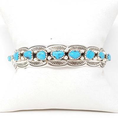 2022	

Kingman Nugget Turquoise Row Sterling Silver Cuff, 19g
Weighs Approx 19g
Genuine Kingman Turquoise
Navajo Native American...