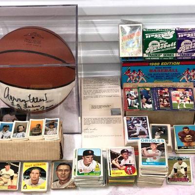 DSH041 Jerry West Signed Basketball & Vintage Sports Cards
