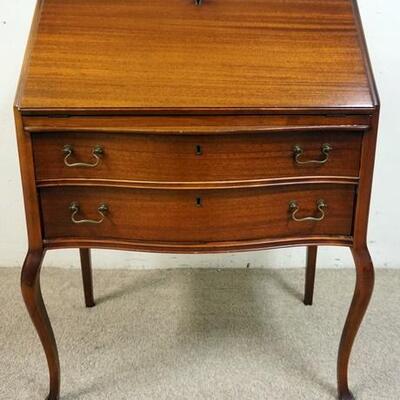 1032	MAHOGANY SLANT FRONT LADIES WRITING DESK WITH 2 SERPENTINE DRAWERS AND CABRIOLE LEGS
