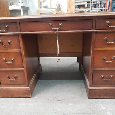 1316	
Wooden Desk
Wooden Desk