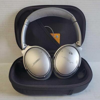 5098	
BOSE Headphones
Comes With Case