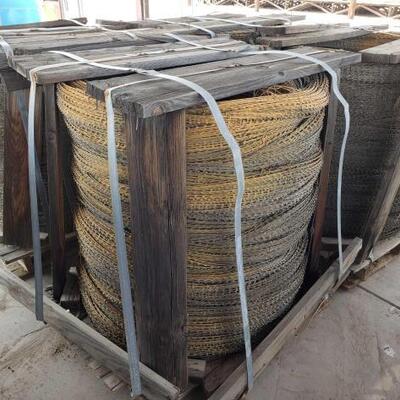 509	
4 Pallets of US Military Razor Wire/Concertina Wire
APPROXIMATELY 2000 FEET
Appear to be full skids(40 rolls at 50' each per pallet)