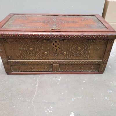 1528	
Antique Wooden Chest
Measures Approx: 32
