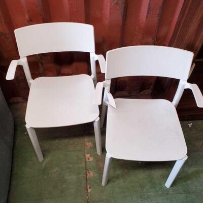 
#6006 â€¢ 2 Plastic Chairs