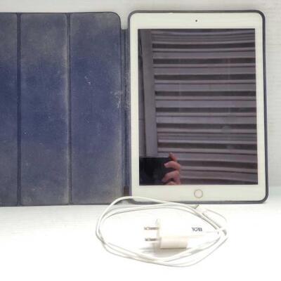 #1374 â€¢ Apple iPad Air Comes With Case And Charger