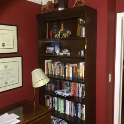 Bookshelf with 5 shelves.