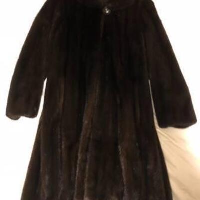 Top of the Line Mink Coat from the Fur Gallary like new current style female pelts from Denmark made in the US.
Measurements: Total...