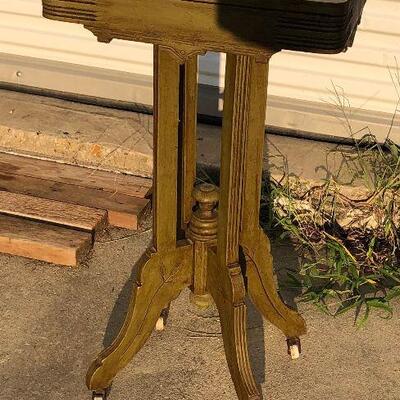 https://www.ebay.com/itm/124367487977	LAR4003: Vintage Distressed Wooden Pedestal Style Accent Table Pickup Only		Auction
