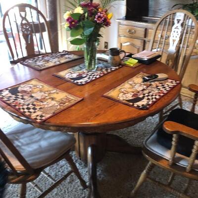 Dining table with two extensions and 6 chairs 
Great condition 
