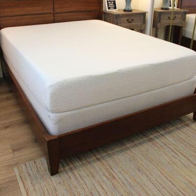 QUEEN PLATFORM BED 
MEMORY FOAM MATTRESS AND BOXSPRING BY KEVIN CHARLES