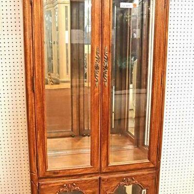 
Lot 524
Thomasville Furniture 4 door country French beveled glass display cabinet in the oak
