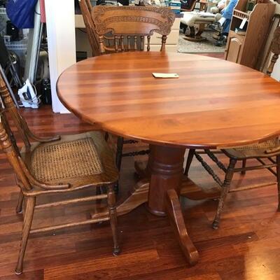 Amish made cherry drop leaf table $200
43 X 45 X 31