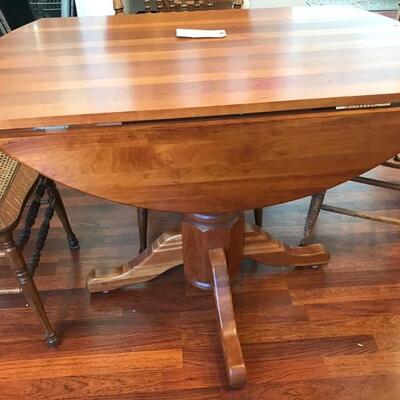 Amish made cherry drop leaf table $200
43 X 45 X 31