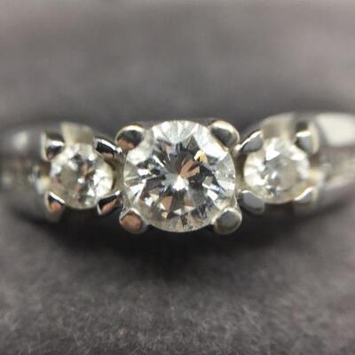 Lot 005-JT1: Three-Stone Diamond Ring 
