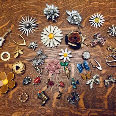 Lot 043-JT1: Vintage Costume Brooches and Pins (#2) 