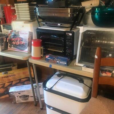 Small kitchen appliances - many still in original boxes