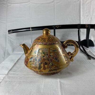Satsuma large hand painted tea pot
