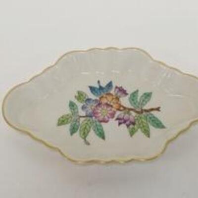 1084	7111	3 PIECES OF HEREND PORCELAIN	THREE PIECES OF HEREND PORCELAIN TWO SMALL TRAYS & AN OPEN WORK BOWL BOWL IS 4 5/8 IN DIAMETER 	70...