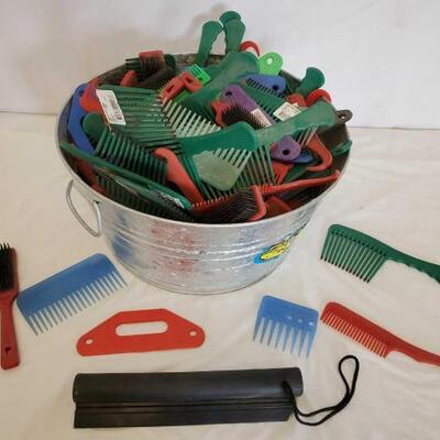 377	

7 Gallon Galvanized Tub Full of Grooming Tools
7 Gallon Galvanized Tub Full of Grooming Tools
Livestock combs, brushes, hoof...