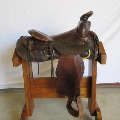 210	

Vintage Guy Gooding Western Saddle
Vintage Guy Gooding 16" Western Saddle No. 287 San Bernardino,Ca. has string ties.