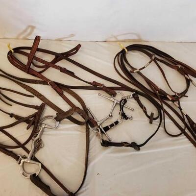 522	

3 Complete Good Using Bridles
3 Complete  Good Using Bridles:
1- Browband Complete Bridal, D Curve Bar English Bit.
1- Browband...