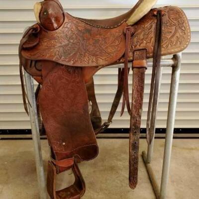 251	

Fallis Saddlery Monte Foreman Balanced Ride Buck Stitched Saddle w/ Matching Breast Collar
15 1/2