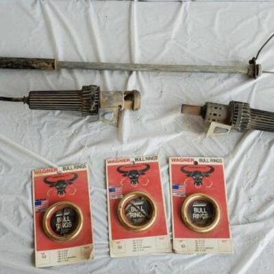 89	

Wagner Bull Rings, Hog Snar Restraint, Electric Cauterizing Iron Dehorners
Mixed Livestock Equipment including:
1- Hog Snare...