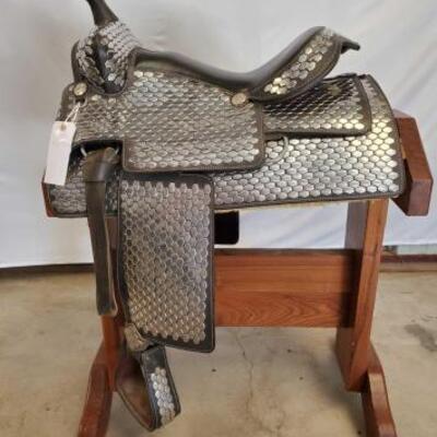 249	

Parade Saddle and Breast Collar
16"  Parade Saddle and Breast Collar.  New condition and still has its tag.  Serial #1250....