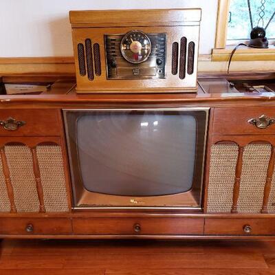 Vintage Magnavox console stereo & TV