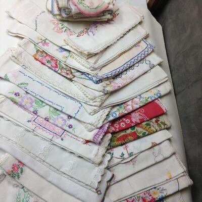 https://www.ebay.com/itm/124403259149	KG8002: Lot of Linen and Embroidery - Napkins and More Local Pickup	Auction
