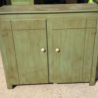 https://www.ebay.com/itm/124377641560	LAR1017 Distressed Primitive Side Board / Buffet / Cabinet Pickup Only		 $194.99 	 Buy-It-Now 
