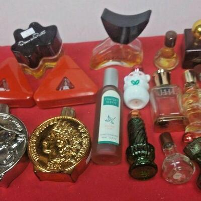 https://www.ebay.com/itm/124390005284	LX3035 LOT OF 17 USED VINTAGE PERFUME & COLOGNE BOTTLES SOME WITH PRODUCT		Buy-It-Now		 $23.00 
