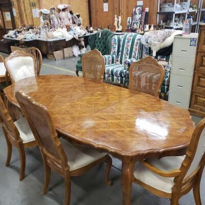 
#1096 • Dining Room Table And Chairs