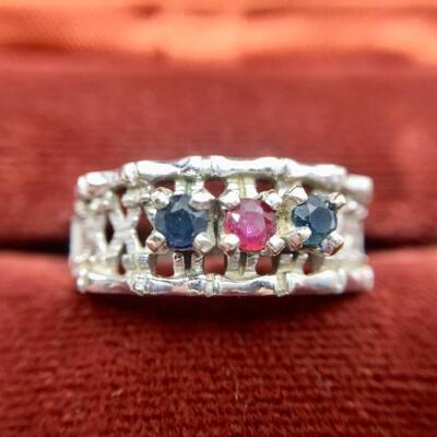 Lot 017-JT2: Sapphire and Ruby Ring 
