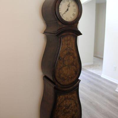 Grandmother clock by Hooker Furniture
18W X 73.5 X 12.5