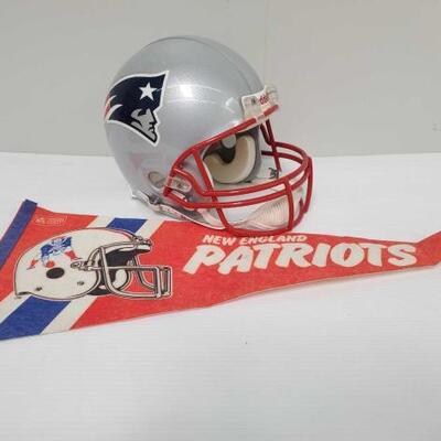 1372 â€¢ New England Patriots Helmet and Pennant