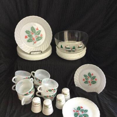 Vintage Holly & Berries Dish Set