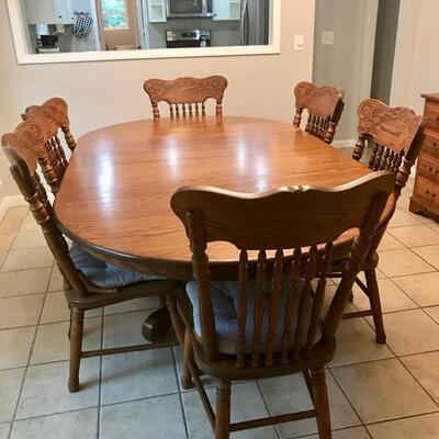 Dining table made by Amish in Middlefield, Ohio $695
84 X 46 X 31