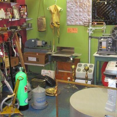 Online AUCTION - Six Corners Antiques Mall is Closing.
Bid online only at NarhiAUCTIONS.com November 19 - 23, 2020.
Appox. 1,000...